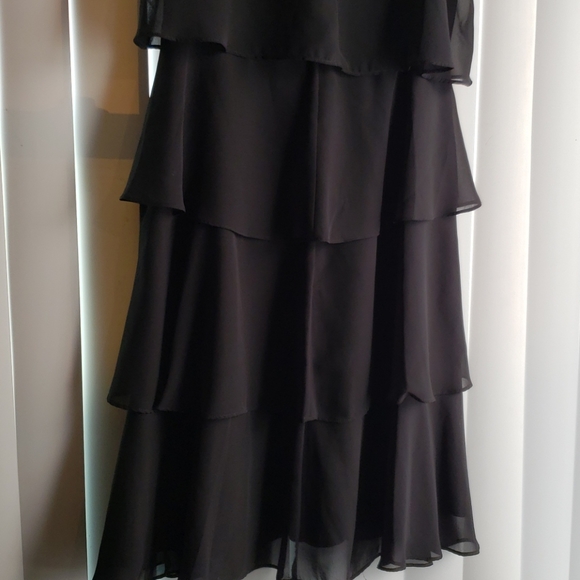 Signature Tessa Black Ruffle Dress - Picture 5 of 9